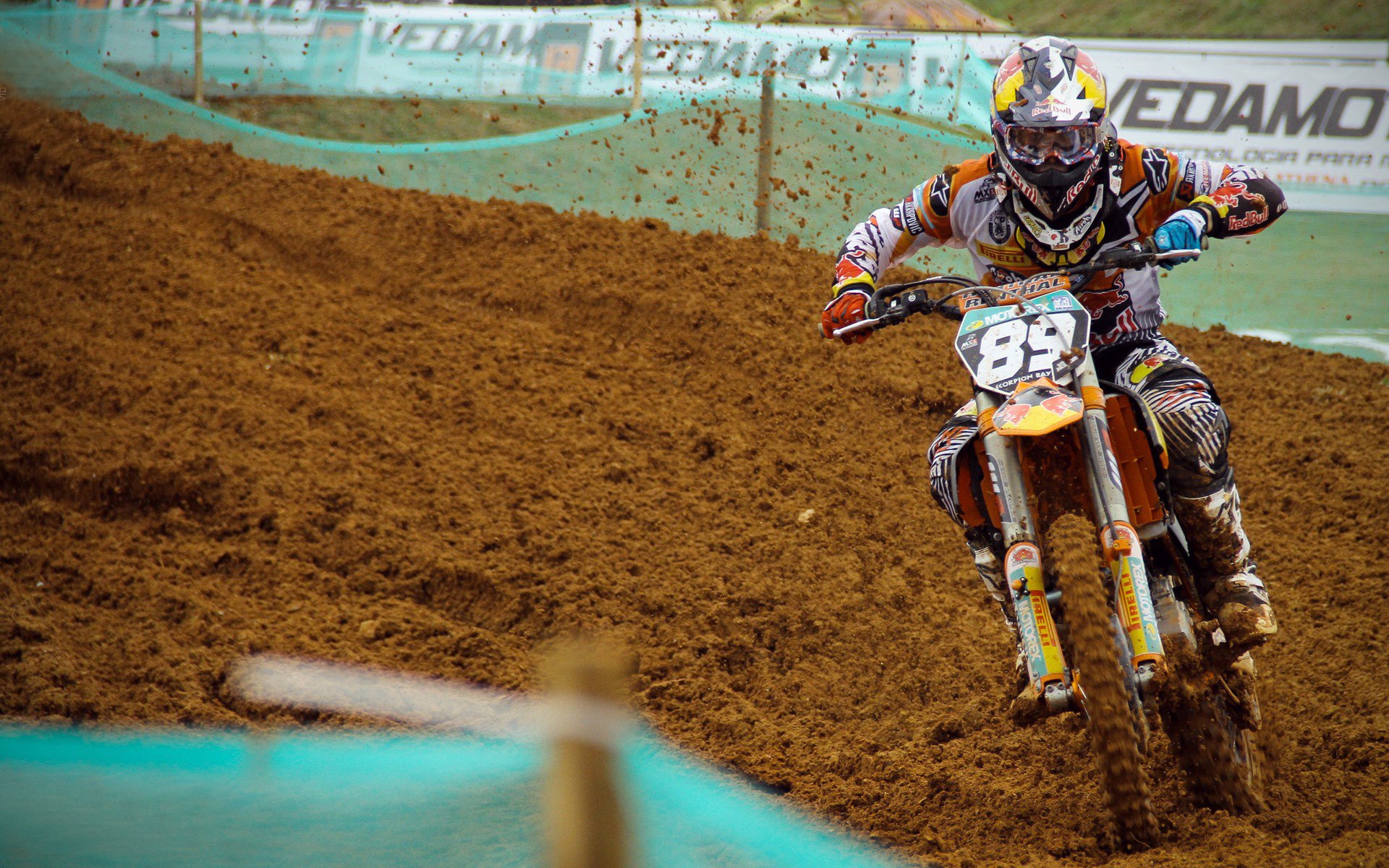 _硬地、红土、草地：不一样的场地带来不同挑战_，硬地和草地的区别